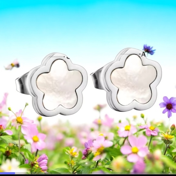Jewelry - NWOT Mother of pearl clover stud earrings,non-tarnishing, hypoallergenic